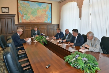 Вячеслав Шпорт встретился с руководителями фракций политических партий краевого парламента Пресс-служба губернатора и правительства Хабаровского края