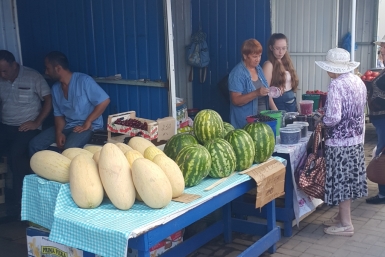 Уличные прилавки Хабаровска завалены бахчой Таисия Меркулова