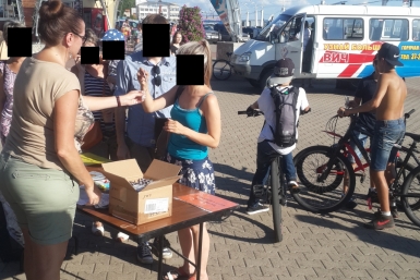 Выездная акция, приуроченная ко Всемирному дню борьбы с гепатитом сотрудники центра &quotАнтиСПИД&quot