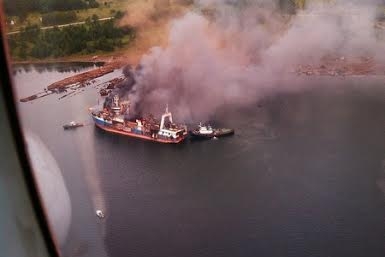 Работы по ликвидации пожара на рыболовецком траулере в Хабаровском крае продолжаются Пресс-служба Дальневосточного регионального поисково-спасательного отряда МЧС России