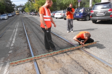 Активисты &quotУбитых дорог&quot с депутатом Госдумы проверили в Хабаровске трамвайные пути Рудакова Юлия