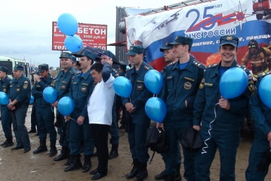 Победители водной стихии 2013 года вновь встали &quotживой стеной&quot в Комсомольске-на-Амуре Пресс-служба ГУ МЧС России по Хабаровскому краю 