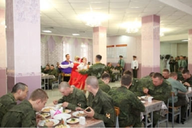 Кроликом и ухой кормили солдат в Хабаровске в День национальной кухни Пресс-служба Восточного регионального командования внутренних войск МВД России