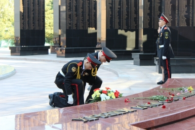 Юные прокуроры возложили сегодня цветы к Вечному огню в Хабаровске Валерия Кемерова, корр. ИА AmurMedia