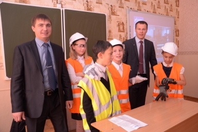 К.Кобзев и Е. Костюнин с будущими газовиками пресс-служба &quotГазпром трансгаз Томск&quot