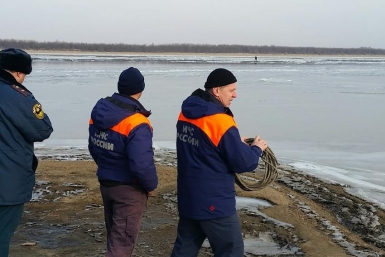 Двое подростков оказались на льдине недалеко от Хабаровска Пресс-служба ГУ МЧС России по Хабаровскому краю 