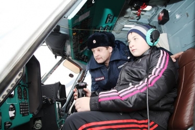 Хабаровская детвора по достоинству оценила возможности квадрокоптера и МИ-8 Пресс-служба УМВД России по Хабаровскому краю