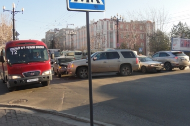 Значительно пострадали оба автомобиля – участника ДТП на пересечении ул. Муравьева-Амурского и ул. Комсомольской. Здесь в почти лобовом столкновении замерли кроссовер Honda-CRV и Cadillac Escalade. ИА AmurMedia