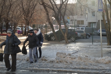 Но самое большое &quotвеселье&quot происходило на пешеходном переходе, возле которого, как будто испытывая хабаровчан на прочность, дорожные машины собрали огромное количество ледяных глыб. Корр. ИА AmurMedia