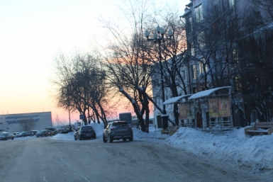 Остановка &quotПлощадь Славы&quot. Для посадки-высадки пассажиров от снега расчищено небольшое пространство, но даже на этот &quotпятачок&quot водители умудряются втиснуть свой автомобиль ИА AmurMedia