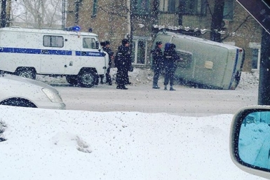 &quotПолицейский боевик&quot с арестантами развернулся на проспекте в Хабаровске Корр. ИА AmurMedia