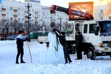 Снежные и ледовые скульптуры в Хабаровске ломают на куски и увозят Роман Федоров