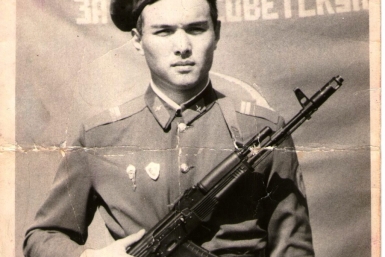 У боевого знамени из семейного архива Леонида Сунгоркина