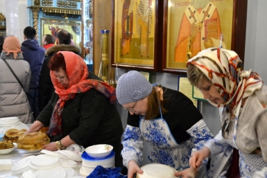 Сотнями &quotдобрых блинов&quot поделились хабаровчане в последний день масленицы Информационный отдел Хабаровской епархии