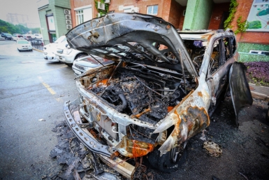 Автомобиль горел во дворе дома на улице Аэродромной в Хабаровске  Балашов Антон, PrimaMedia