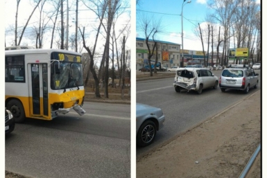 Двухлетний малыш попал в реанимацию после столкновения автомобиля и автобуса в Хабаровске Социальные сети.