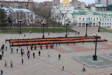 Гигантскую георгиевскую ленту растянули на площади Славы в Хабаровске Корр. ИА AmurMedia