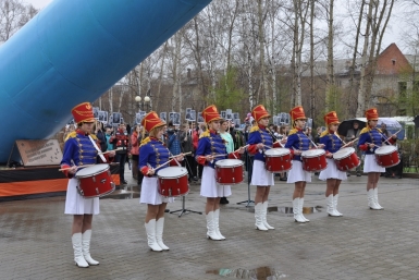 Бессмертный полк, юные барабанщицы и почетный караул собрались у &quotСамолета&quot в Хабаровске Пресс-служба администрации Хабаровска.