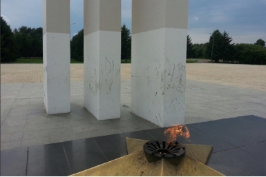 Неизвестные изуродовали Мемориал памяти в Комсомольске-на-Амуре Группа &quotНародный Комсомольск&quot