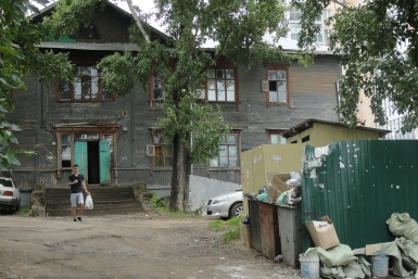 Дом в центре Хабаровска погрузился в грязь и уныние, превращаясь в очаг антисанитарии  Ко Виктория, ИА AmurMedia 
