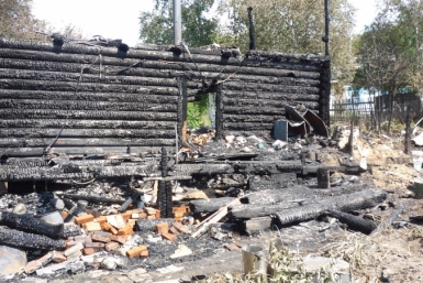 Сотрудник полиции в Хабаровском крае, рискуя жизнью, спас из пожара супругов-пенсионеров Пресс-служба УМВД России по Хабаровскому краю