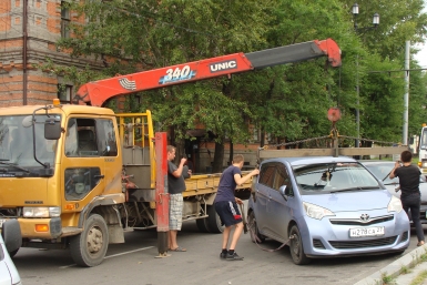 Очередную порцию &quotпровинившихся&quot авто вывезли эвакуаторы в центре Хабаровска Ко Виктория, ИА AmurMedia